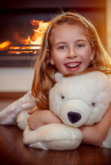 mädchen vor kamin heizen mit holz 