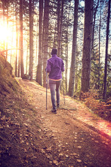 Fototapeta premium Ragazza passeggia nel bosco in montagna all'alba