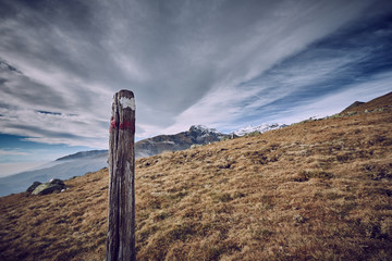 Paesaggio di montagna all'alba, sentiero