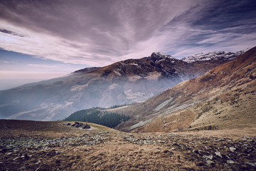 Paesaggio di montagna all'alba