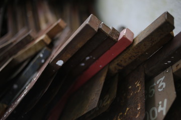 Muchas placas de metal 