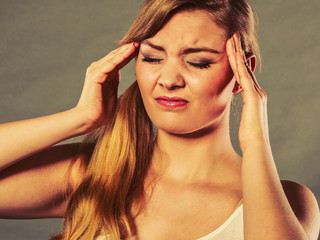 Obraz premium Woman suffering from headache migraine pain.