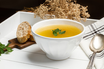 Sopa en un cuenco blanco sobre una bandeja blanca. Vista superior y de frente