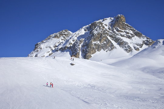 Le Serac blue piste, winter sun, Champagny, La Plagne, French Alps, France 