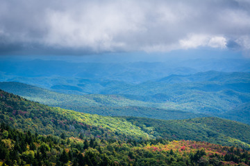 Obraz premium Cloudy view of the Blue Ridge Mountains from Grandfather Mountai