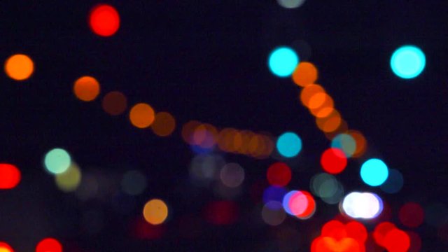 Strassen Kreuzung in der Gro&szlig; Stadt mit Verkehrs Lichter in der Nacht gefilmt out of focus 