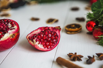 Разрезанный красный гранат, корица, сушеные лимоны...