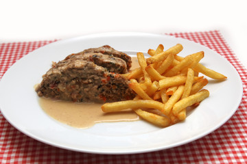 Hackbraten mit Pommes frites