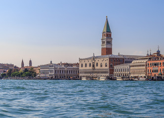 Obraz premium View of St. Mark's Square and the Doge's Palace from water