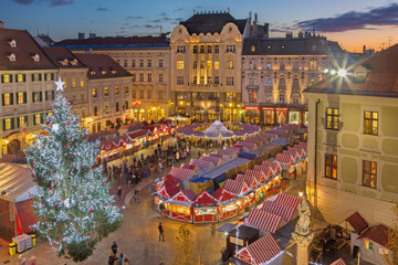 BRATISLAVA, SLOVAKIA - NOVEMBER 28, 2016: Christmas market on the Main square in evening dusk. - obrazy, fototapety, plakaty