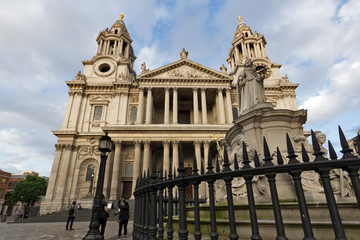 Obraz premium LONDON, ENGLAND - JUNE 17 2016: Amazing view of St. Paul Cathedral in London, Great Britain