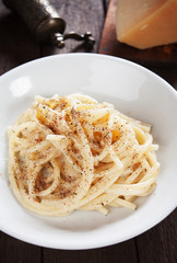 Italian cacio e pepe spaghetti pasta