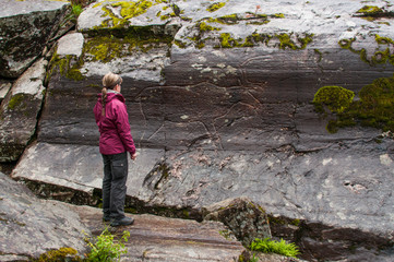 Rock scrawls in Bola