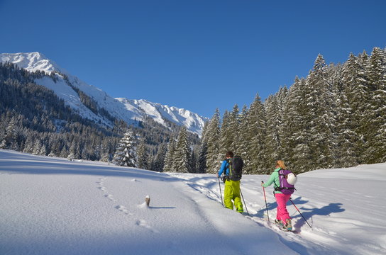 Paar mit Splitboard auf Skitour 
