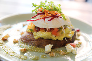 eggs benedict with asparagus sauce