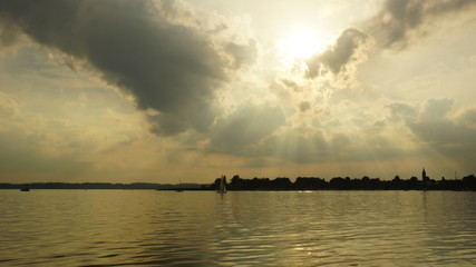 Sonnenuntergang über Chiemsee in Bayern in Deutschland