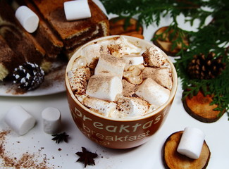 зимний завтрак с зефиром ,какао,шоколадным кексом и еловыми ветками