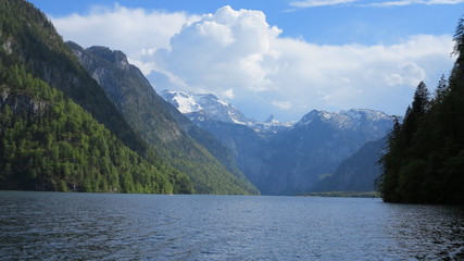 Fototapeta premium Wunderschöner Tag am Königssee in Bayern in Deutschland