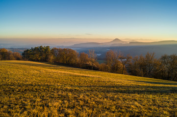 Obraz premium Das Hegau in der schönen Abendsonne mit Bergblick