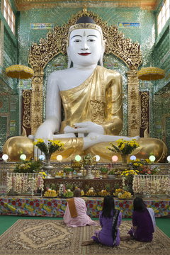 Seated Buddha statue, Soon U Ponya Shin Paya, Sagaing Hill, Sagaing, near Mandalay 