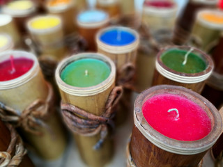 Kolorowe świece z bambusa. - obrazy, fototapety, plakaty