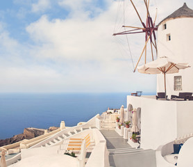 Obraz premium white greek windmill and cafe on sunny day