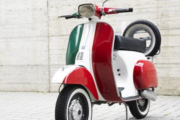 Foto op Plexiglas Scooter Italiaanse driekleurige scooter