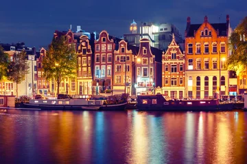 Foto op Plexiglas Amsterdamse gracht Amstel met typisch Nederlandse huizen en woonboten met veelkleurige reflecties & 39 s nachts, Holland, Nederland. Gebruikte toning © Kavalenkava