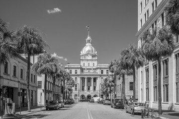 Fototapeta na wymiar The golden dome of the Savannah City Hall in Savannah