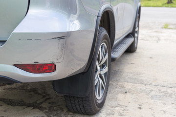 Obraz na płótnie Canvas Backside of silver SUV car get scratched, damaged by accident