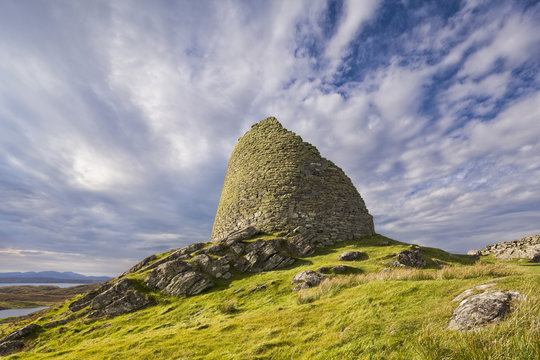 Dun Carloway on the Hebridean island of Islay, one of the best preserved brochs in Scotland, Islay, Outer Hebrides, Scotland