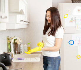 girl in the kitchen cleaning gloves