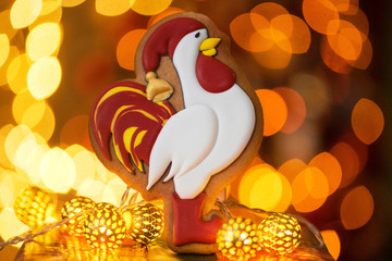 Петух пряник на фоне боке