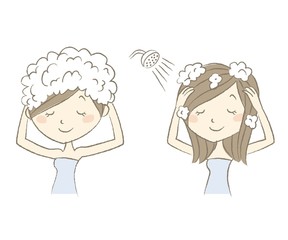 髪を洗う、シャンプーする女性