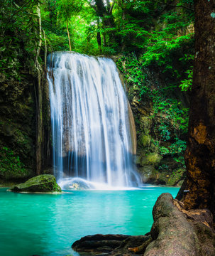 Fototapeta Piękny wodospad Erawan, Tajlandia wysoka