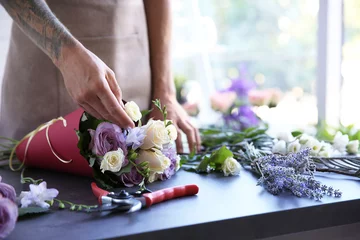 Crédence de cuisine en verre imprimé Fleuriste Fleuriste masculin faisant le bouquet au magasin de fleur