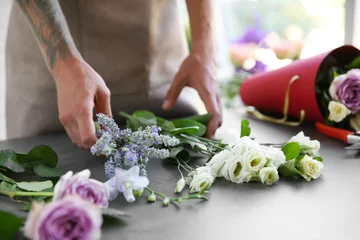 Crédence de cuisine en verre imprimé Fleuriste Fleuriste masculin faisant le bouquet au magasin de fleur
