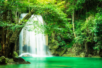 Cascade d& 39 Erawan, la belle cascade dans la forêt du parc national d& 39 Erawan - Une belle cascade sur la rivière Kwai. Kanchanaburi, Thaïlande