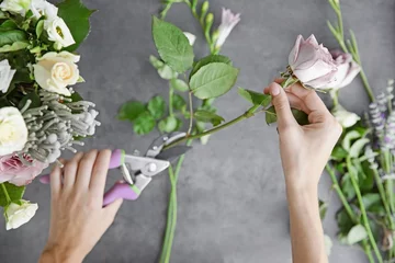 Crédence de cuisine en verre imprimé Fleuriste Fleuriste féminine faisant un beau bouquet au magasin de fleurs