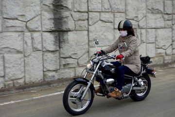 バイクを運転する女性