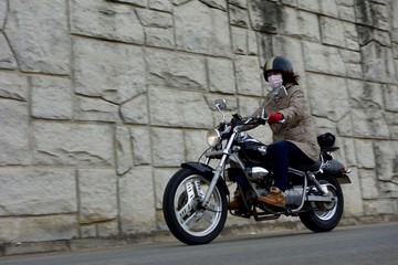 Obraz na płótnie Canvas バイクを運転する女性