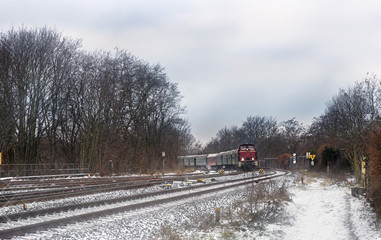 Personenzug in winterlicher Landschaft