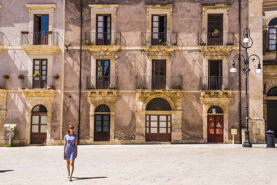 Woman on holiday, visiting Piazza Duomo in Ortigia (Ortygia), Syracuse (Siracusa), Sicily 