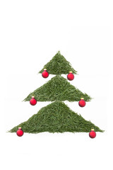 Weihnachtsbaum aus Nadeln und Christbaumkugeln 2