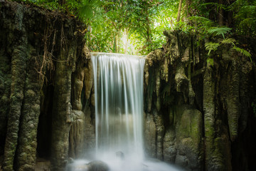 Cascade d& 39 Erawan, la belle cascade dans la forêt du parc national d& 39 Erawan - Une belle cascade sur la rivière Kwai. Kanchanaburi, Thaïlande