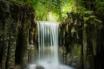 Fotobehang Erawan waterval, de prachtige waterval in het bos bij Erawan National Park - Een prachtige waterval aan de River Kwai. Kanchanaburi, Thailand © touch_of_eyes