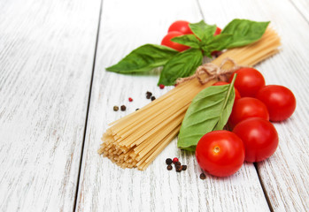 spaghetti, basil and tomatoes