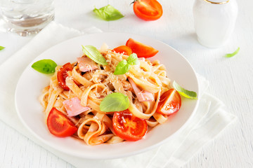 Tagliatelle pasta with ham and tomatoes