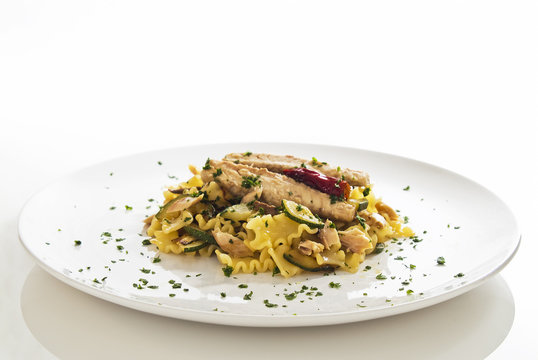 piatto pasta corta con sgombro e zucchine