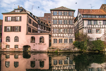 Fototapeta premium Antico quartiere di Strasburgo con i riflessi sul fiume Ill